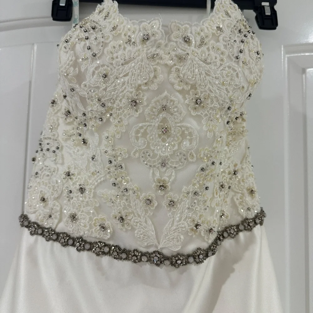 Wedding Dress by ENZOANI - Picture 5 of 16